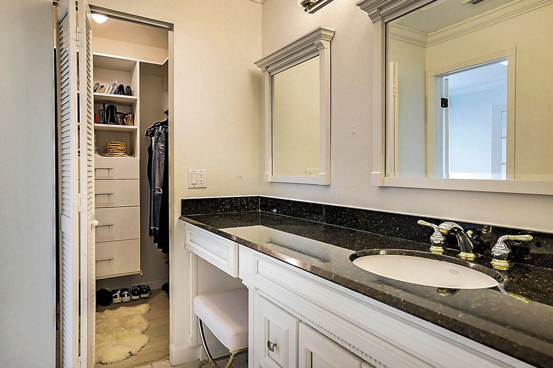 合同活跃: $1,325,000 (4 贝兹, 2 浴室, 2807 平方英尺)