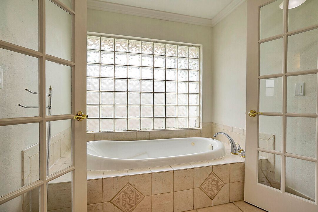 合同活跃: $1,325,000 (4 贝兹, 2 浴室, 2807 平方英尺)