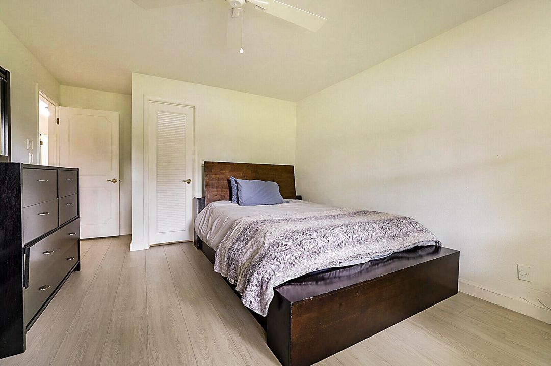 合同活跃: $1,325,000 (4 贝兹, 2 浴室, 2807 平方英尺)