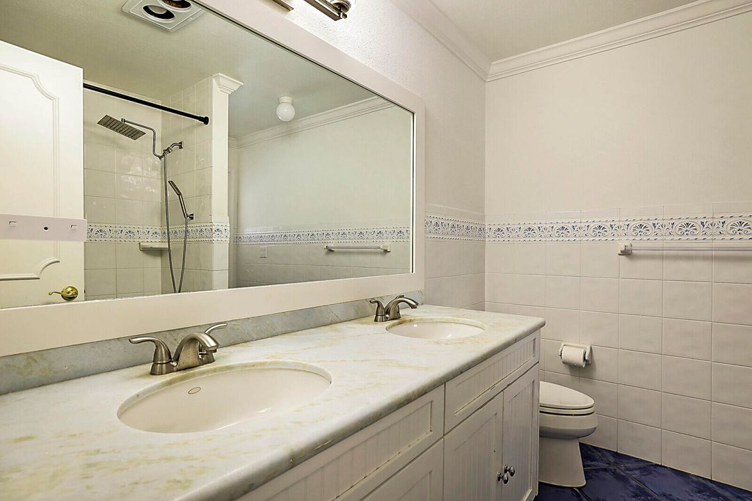 合同活跃: $1,325,000 (4 贝兹, 2 浴室, 2807 平方英尺)