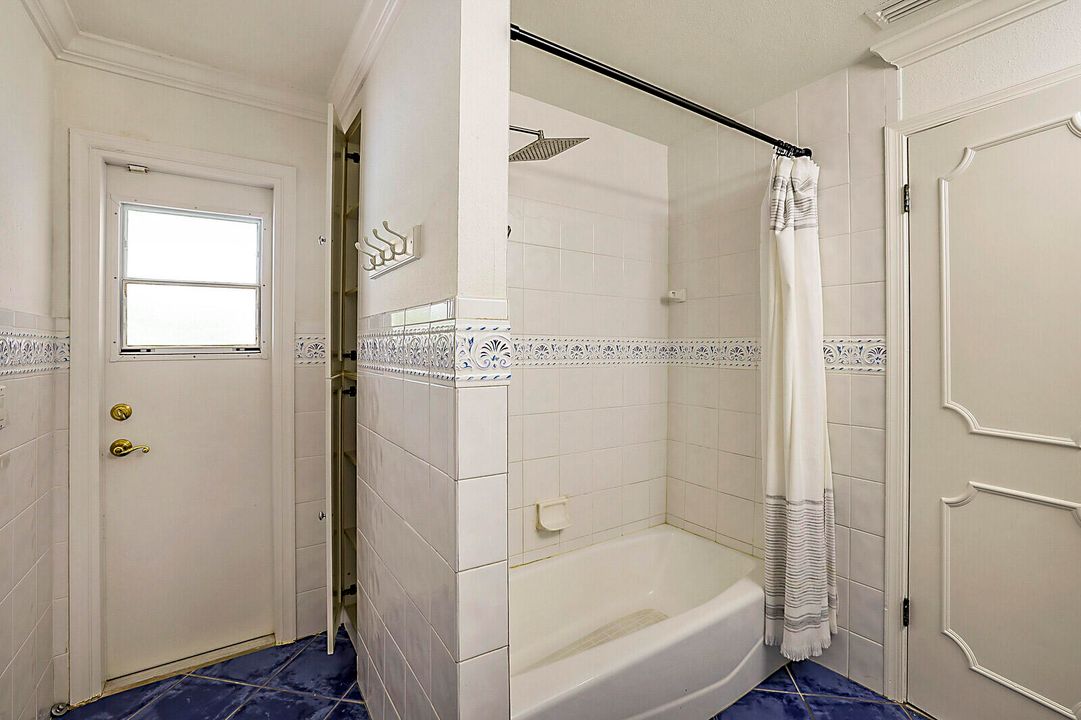 合同活跃: $1,325,000 (4 贝兹, 2 浴室, 2807 平方英尺)