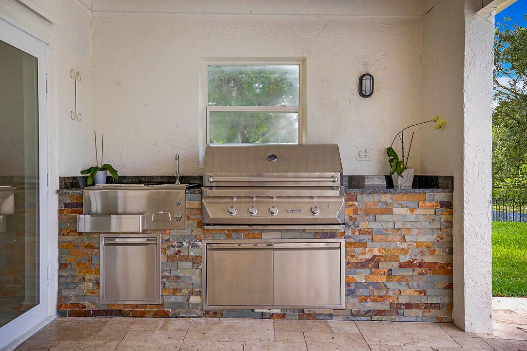 合同活跃: $1,325,000 (4 贝兹, 2 浴室, 2807 平方英尺)