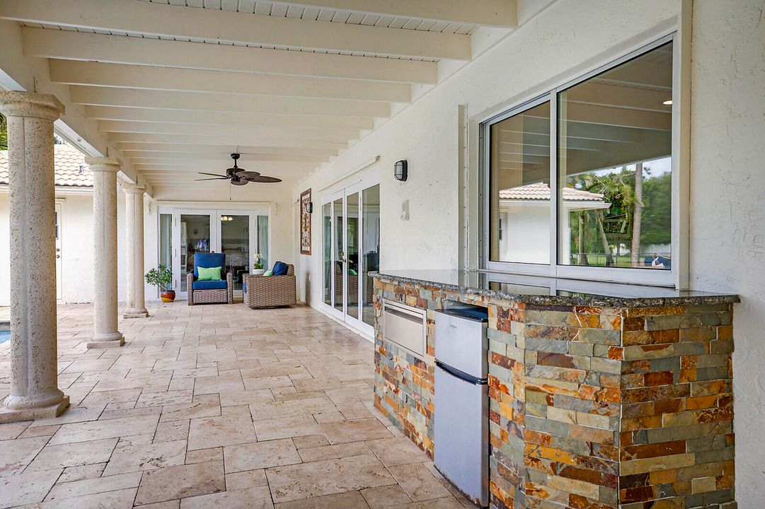 合同活跃: $1,325,000 (4 贝兹, 2 浴室, 2807 平方英尺)