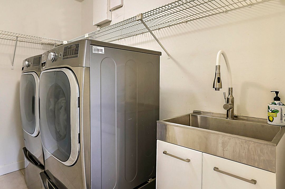 合同活跃: $1,325,000 (4 贝兹, 2 浴室, 2807 平方英尺)