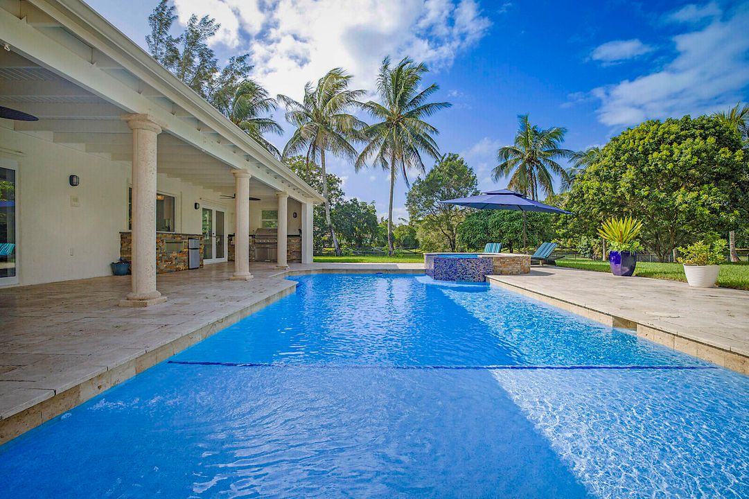 合同活跃: $1,325,000 (4 贝兹, 2 浴室, 2807 平方英尺)