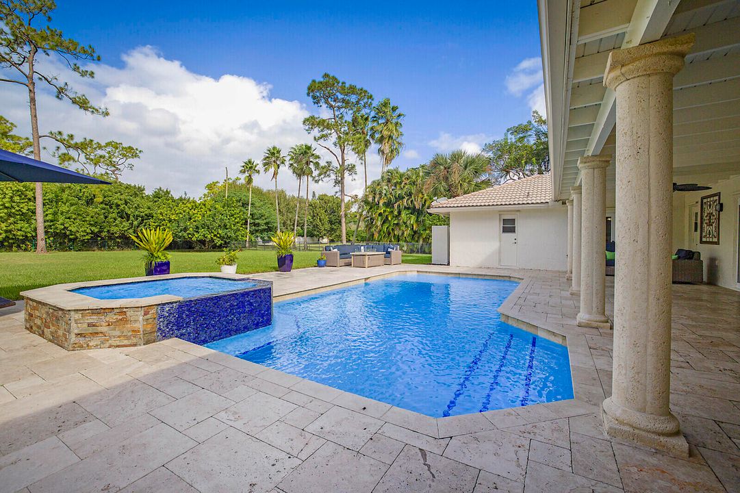 合同活跃: $1,325,000 (4 贝兹, 2 浴室, 2807 平方英尺)