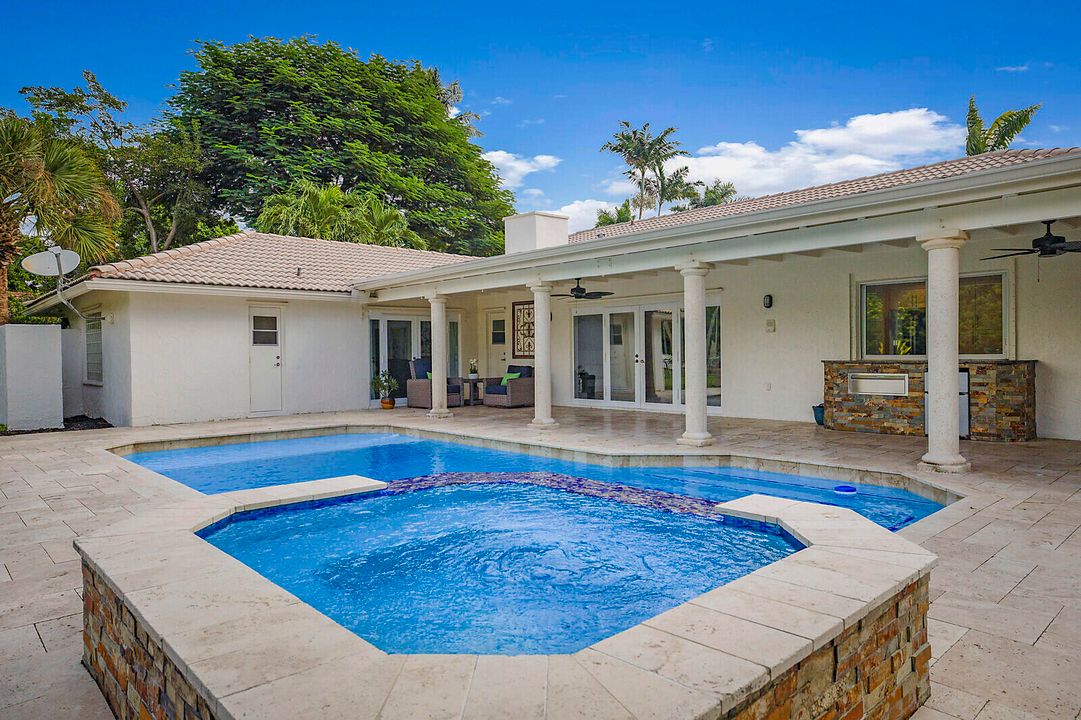 合同活跃: $1,325,000 (4 贝兹, 2 浴室, 2807 平方英尺)