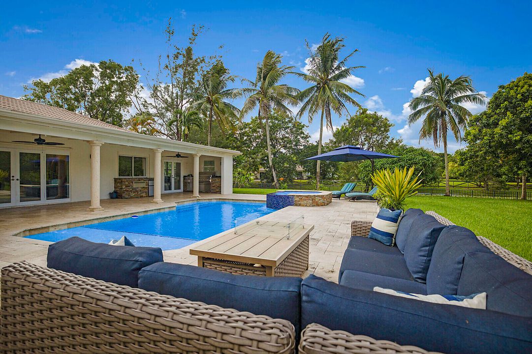 合同活跃: $1,325,000 (4 贝兹, 2 浴室, 2807 平方英尺)