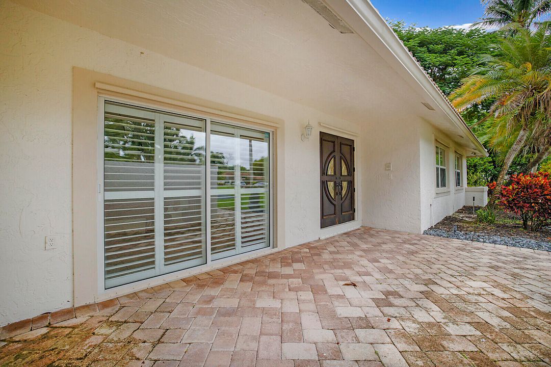 合同活跃: $1,325,000 (4 贝兹, 2 浴室, 2807 平方英尺)