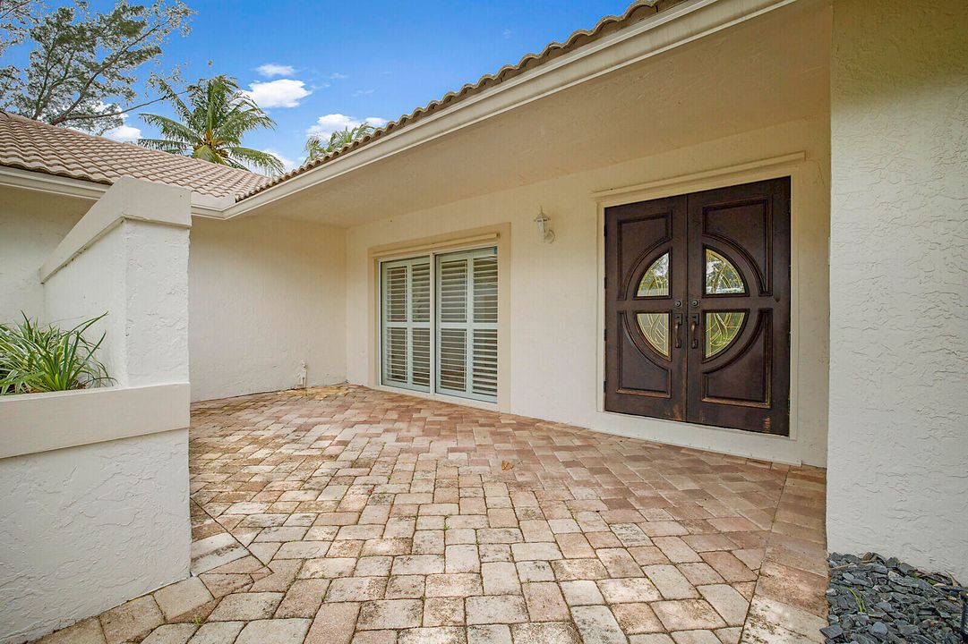 合同活跃: $1,325,000 (4 贝兹, 2 浴室, 2807 平方英尺)