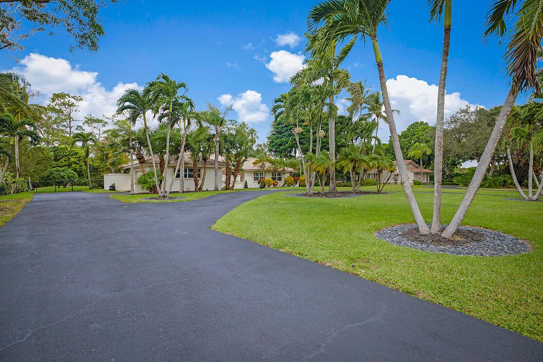 合同活跃: $1,325,000 (4 贝兹, 2 浴室, 2807 平方英尺)