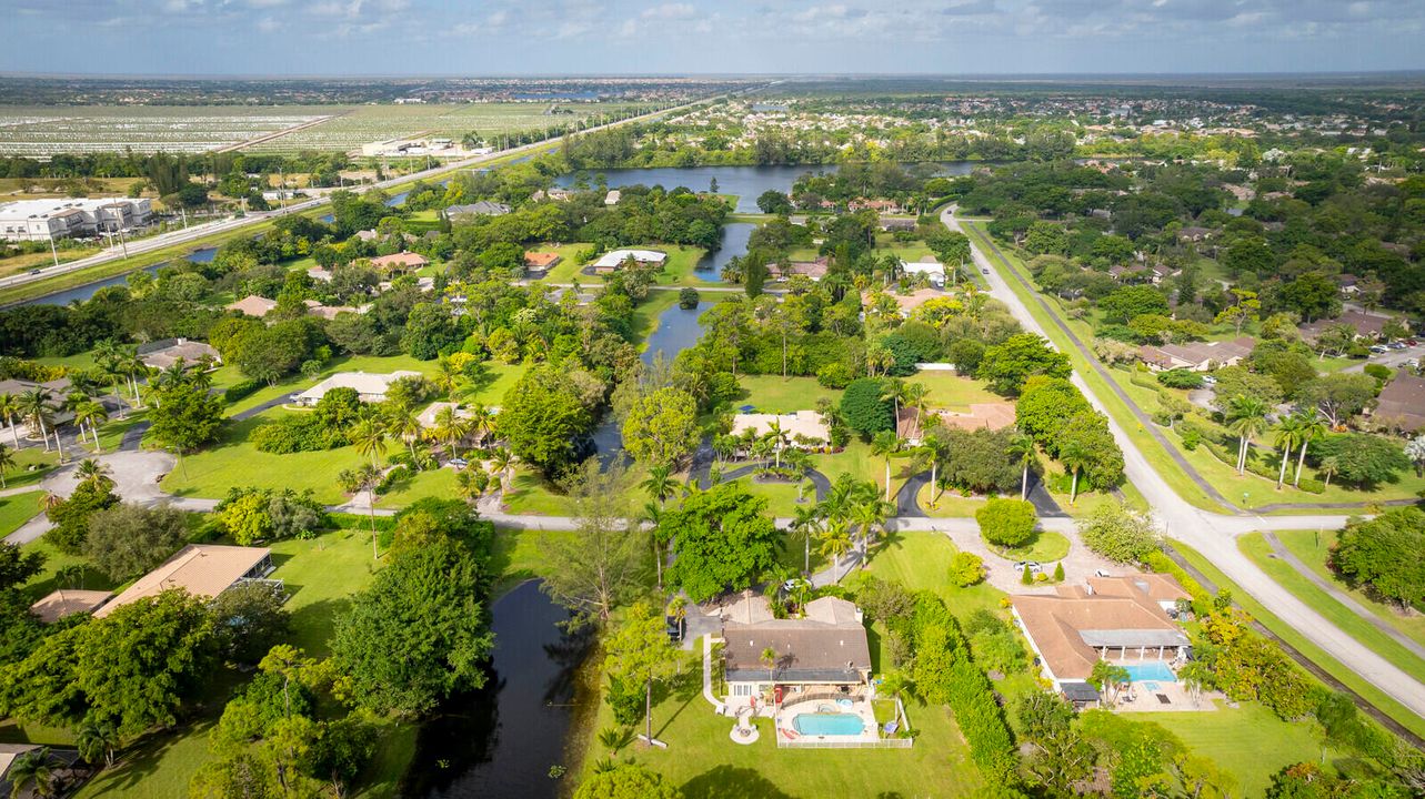 合同活跃: $1,325,000 (4 贝兹, 2 浴室, 2807 平方英尺)