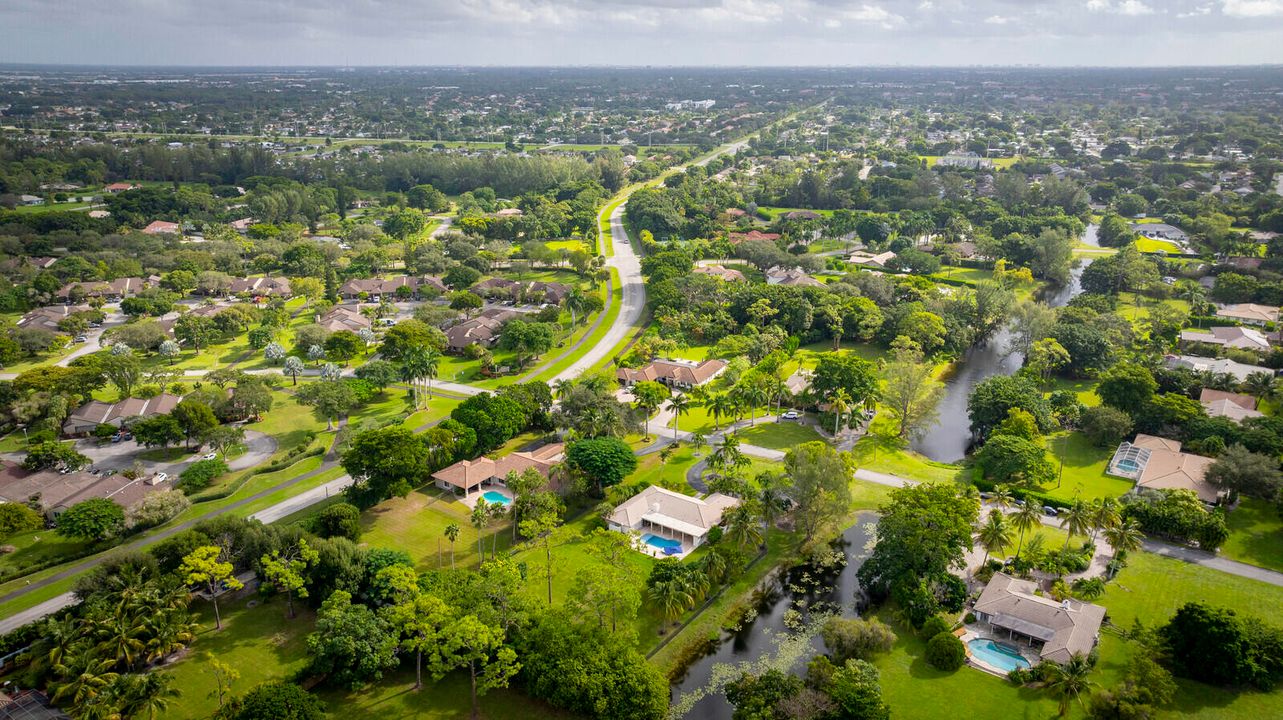 合同活跃: $1,325,000 (4 贝兹, 2 浴室, 2807 平方英尺)