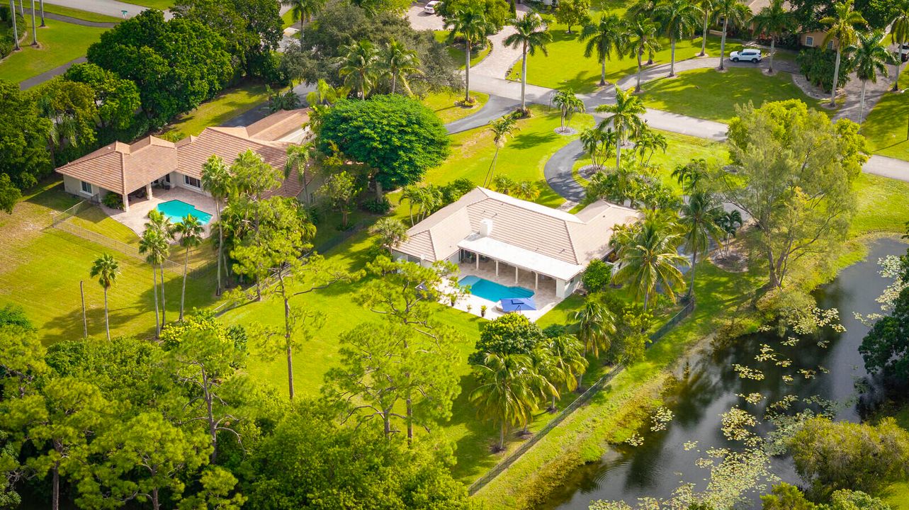 合同活跃: $1,325,000 (4 贝兹, 2 浴室, 2807 平方英尺)