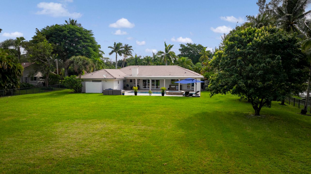 合同活跃: $1,325,000 (4 贝兹, 2 浴室, 2807 平方英尺)