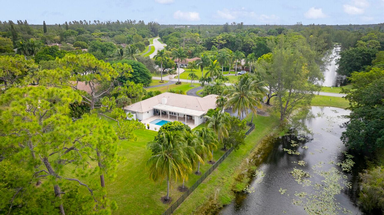 合同活跃: $1,325,000 (4 贝兹, 2 浴室, 2807 平方英尺)