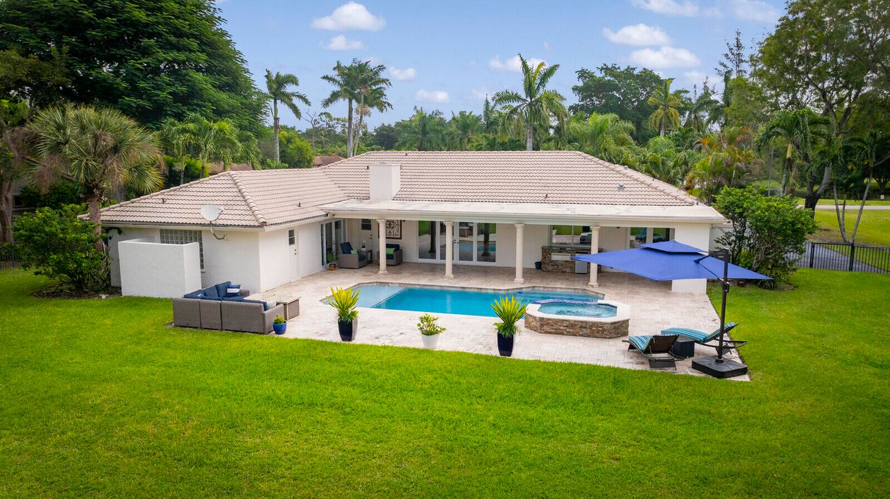 合同活跃: $1,325,000 (4 贝兹, 2 浴室, 2807 平方英尺)