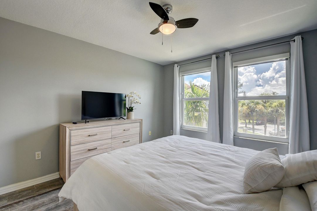 Active With Contract: $2,800 (3 beds, 2 baths, 1233 Square Feet)