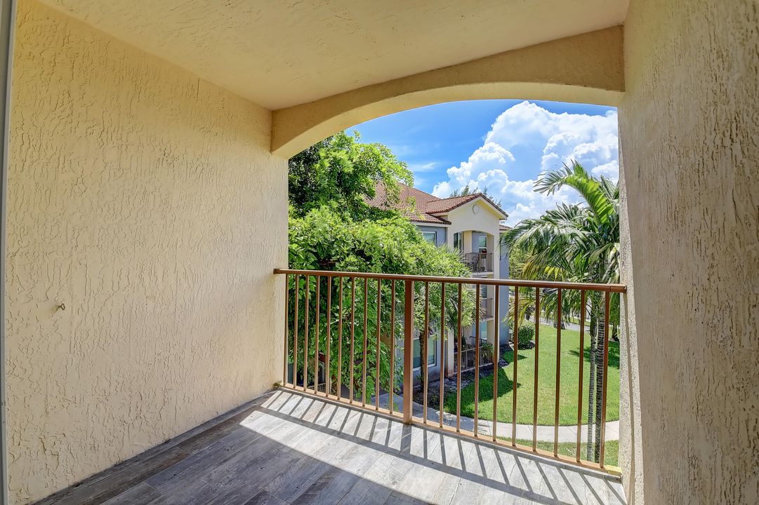 Active With Contract: $2,800 (3 beds, 2 baths, 1233 Square Feet)