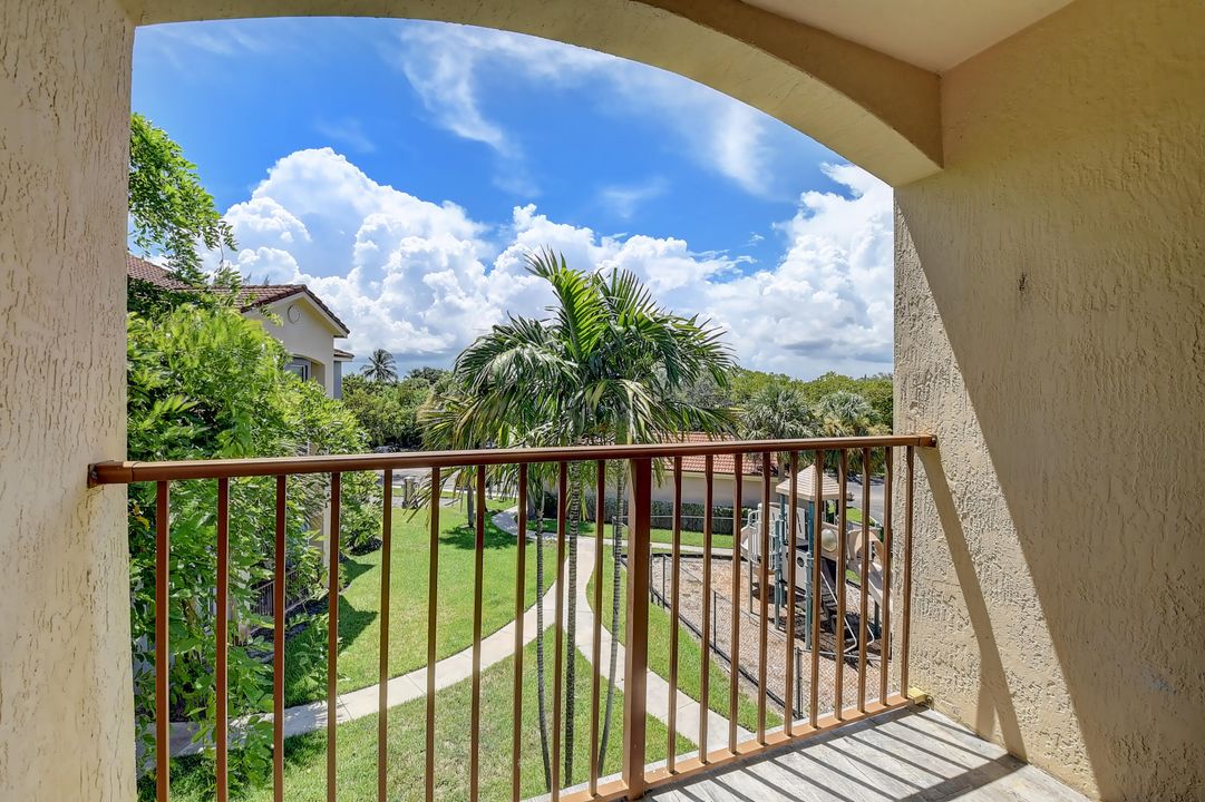 Active With Contract: $2,800 (3 beds, 2 baths, 1233 Square Feet)