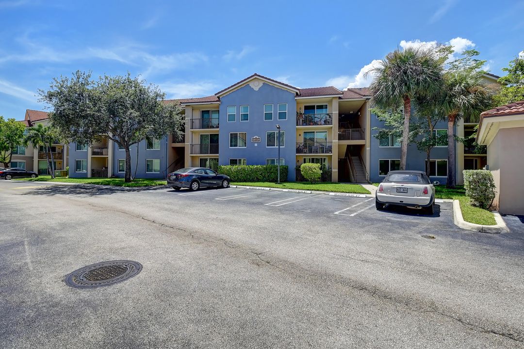 Active With Contract: $2,800 (3 beds, 2 baths, 1233 Square Feet)