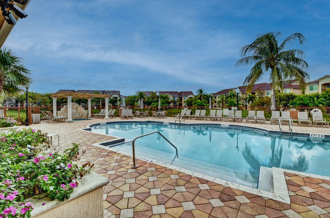 Active With Contract: $2,800 (3 beds, 2 baths, 1233 Square Feet)