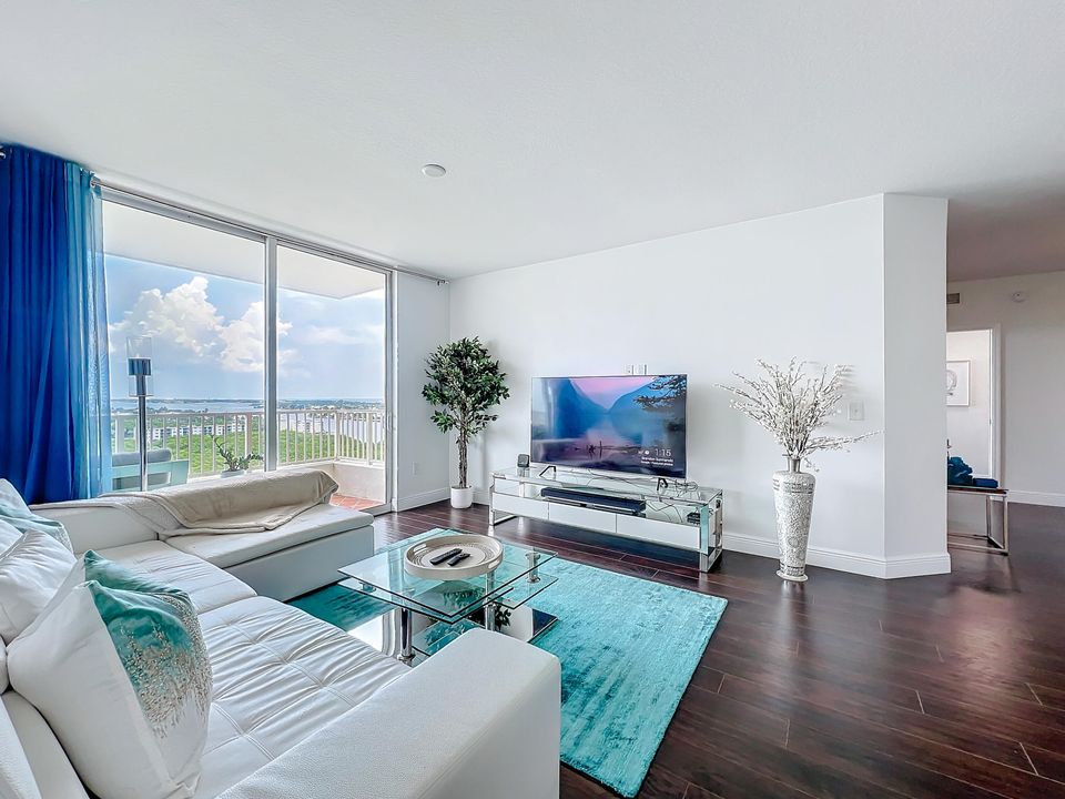 В аренду: $3,500 (3 спален, 2 ванн, 1385 Квадратных фут)