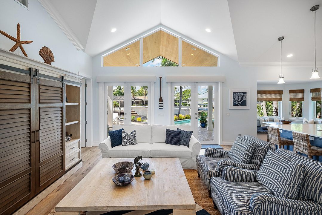 合同活跃: $4,500,000 (4 贝兹, 3 浴室, 2209 平方英尺)