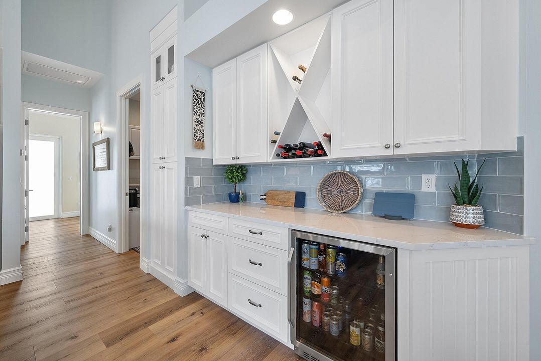 合同活跃: $4,500,000 (4 贝兹, 3 浴室, 2209 平方英尺)