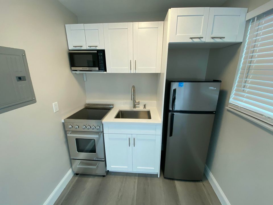 For Rent: $1,800 (1 beds, 1 baths, 450 Square Feet)