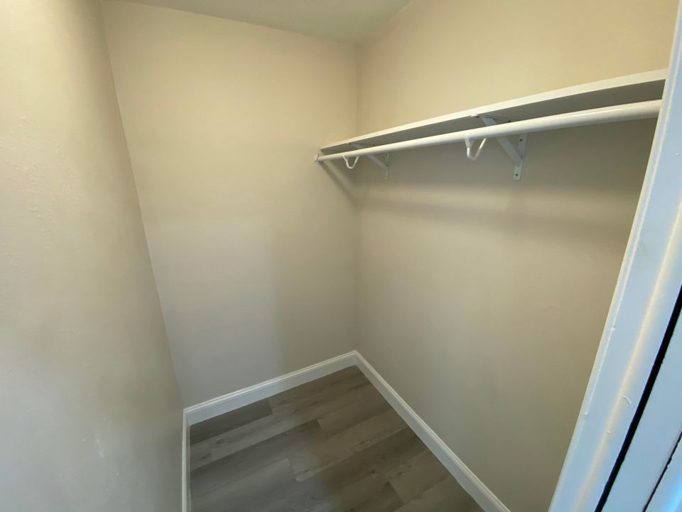 For Rent: $1,800 (1 beds, 1 baths, 450 Square Feet)