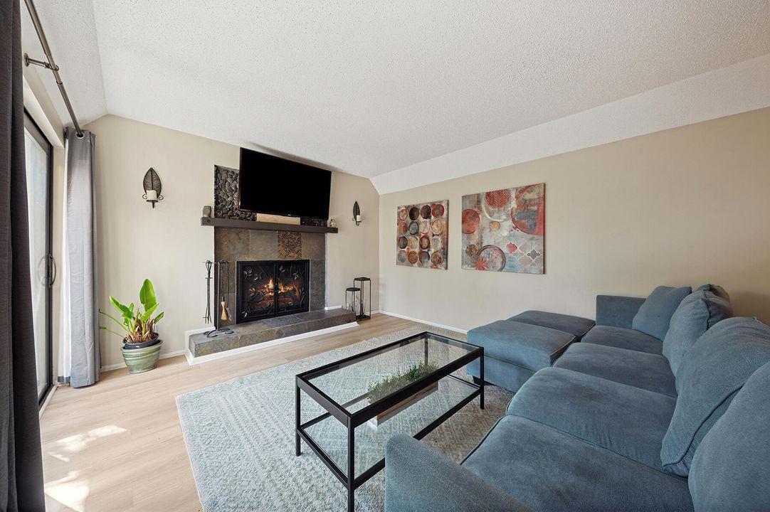 For Sale: $305,000 (2 beds, 1 baths, 1157 Square Feet)