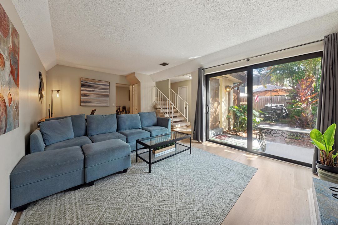 For Sale: $305,000 (2 beds, 1 baths, 1157 Square Feet)