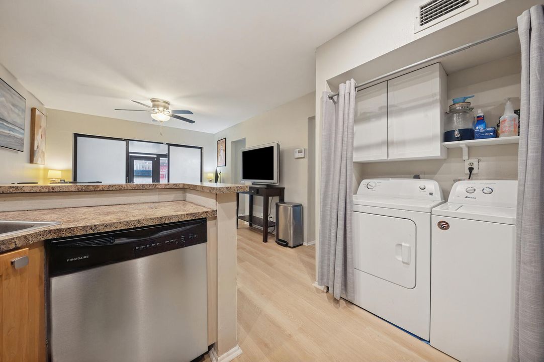 For Sale: $305,000 (2 beds, 1 baths, 1157 Square Feet)