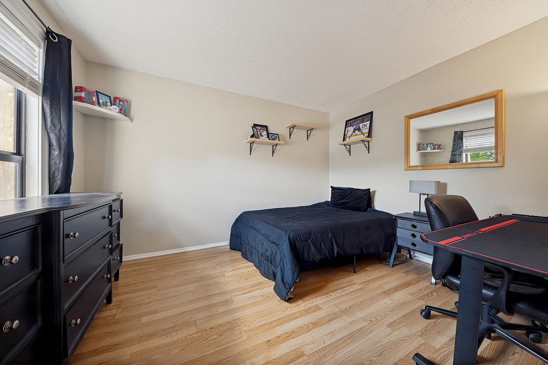 For Sale: $305,000 (2 beds, 1 baths, 1157 Square Feet)