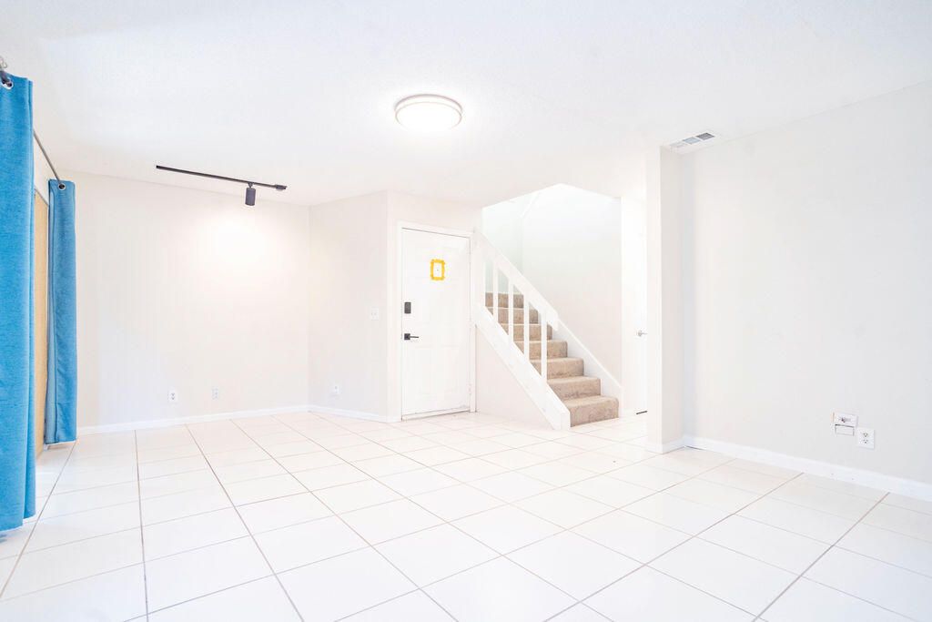 待售: $235,000 (2 贝兹, 2 浴室, 1250 平方英尺)