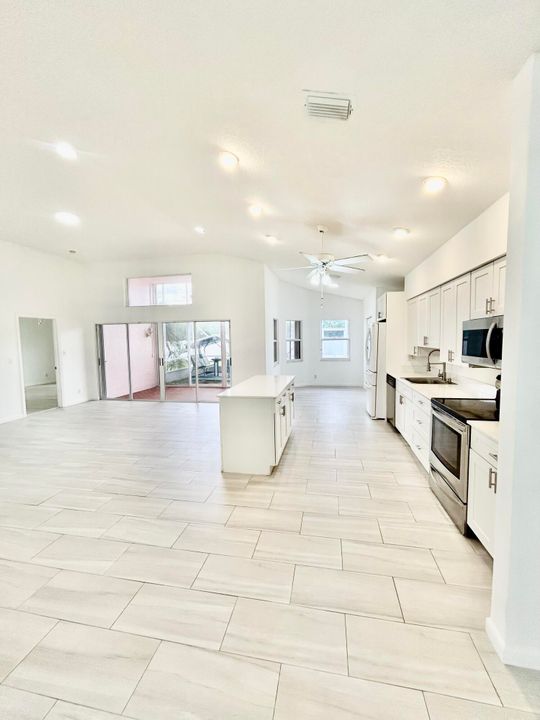 Activo con contrato: $3,900 (3 camas, 2 baños, 1956 Pies cuadrados)