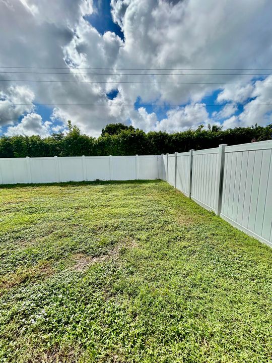 Activo con contrato: $3,900 (3 camas, 2 baños, 1956 Pies cuadrados)