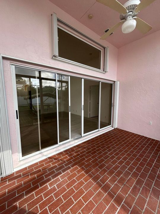 Activo con contrato: $3,900 (3 camas, 2 baños, 1956 Pies cuadrados)