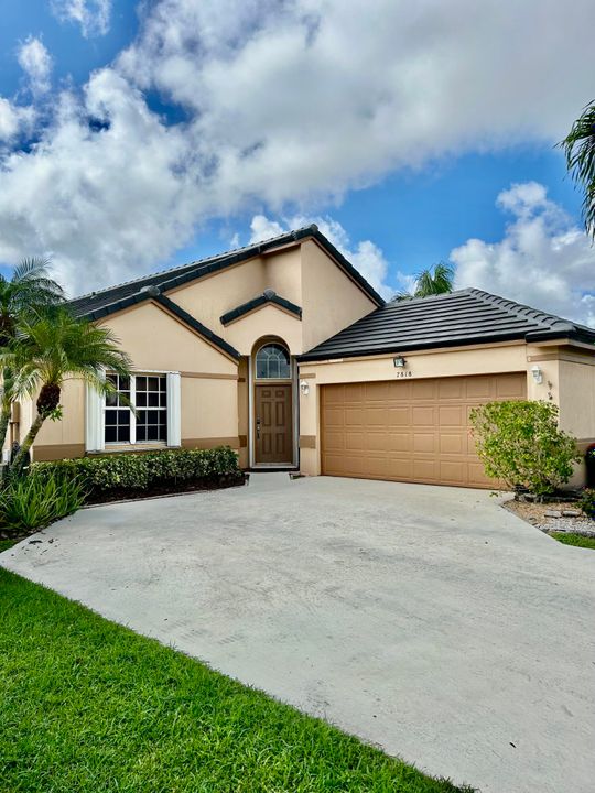 Activo con contrato: $3,900 (3 camas, 2 baños, 1956 Pies cuadrados)