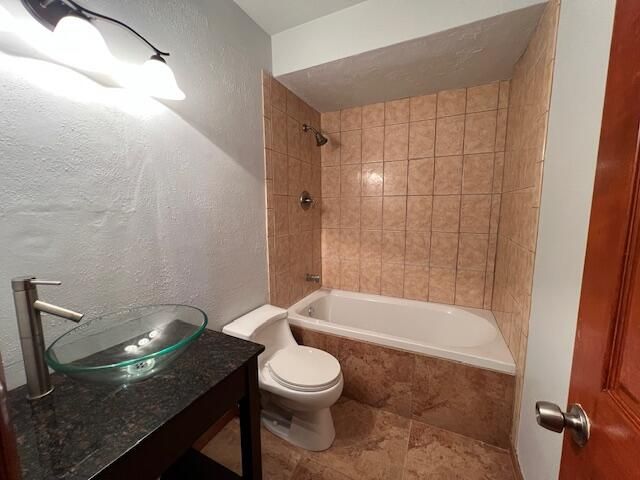 Activo con contrato: $439,000 (3 camas, 2 baños, 1651 Pies cuadrados)