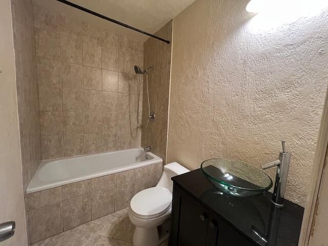 Activo con contrato: $439,000 (3 camas, 2 baños, 1651 Pies cuadrados)