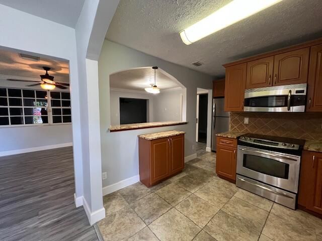 Activo con contrato: $439,000 (3 camas, 2 baños, 1651 Pies cuadrados)