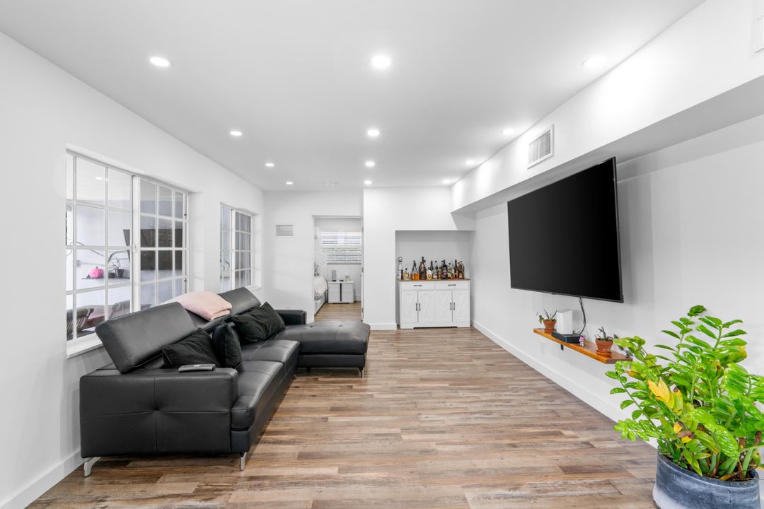 For Sale: $749,999 (4 beds, 3 baths, 1932 Square Feet)