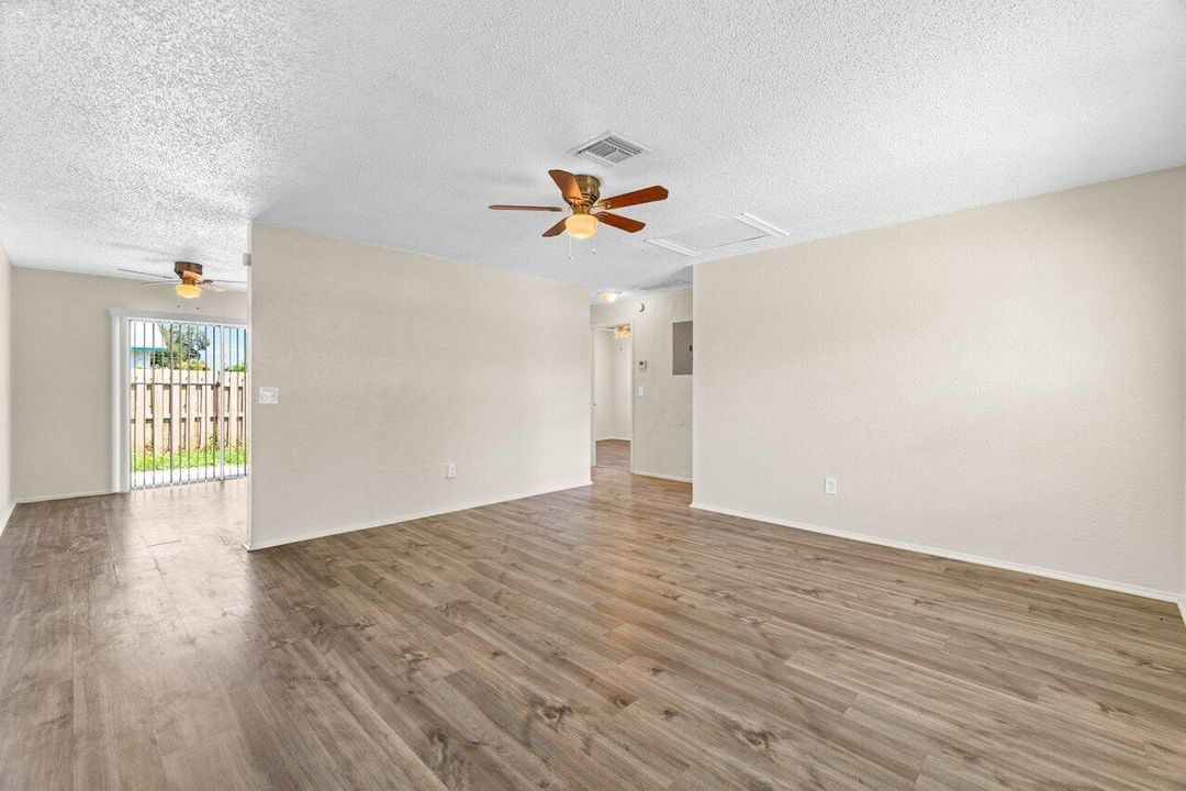 出租: $2,200 (3 贝兹, 1 浴室, 1050 平方英尺)