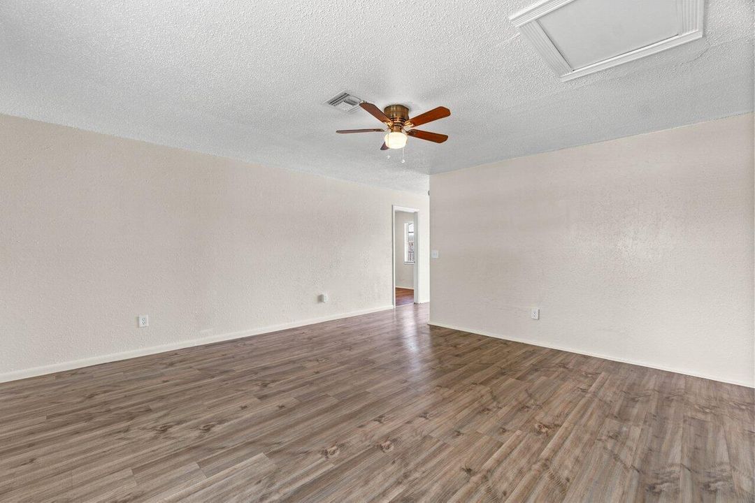 出租: $2,200 (3 贝兹, 1 浴室, 1050 平方英尺)