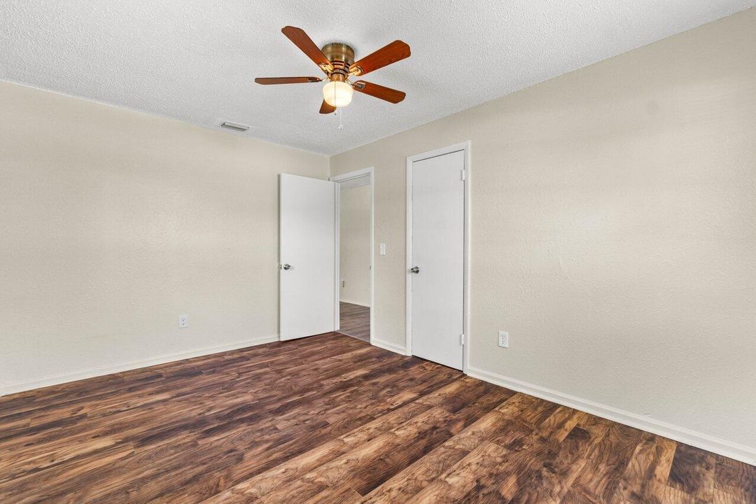 出租: $2,200 (3 贝兹, 1 浴室, 1050 平方英尺)