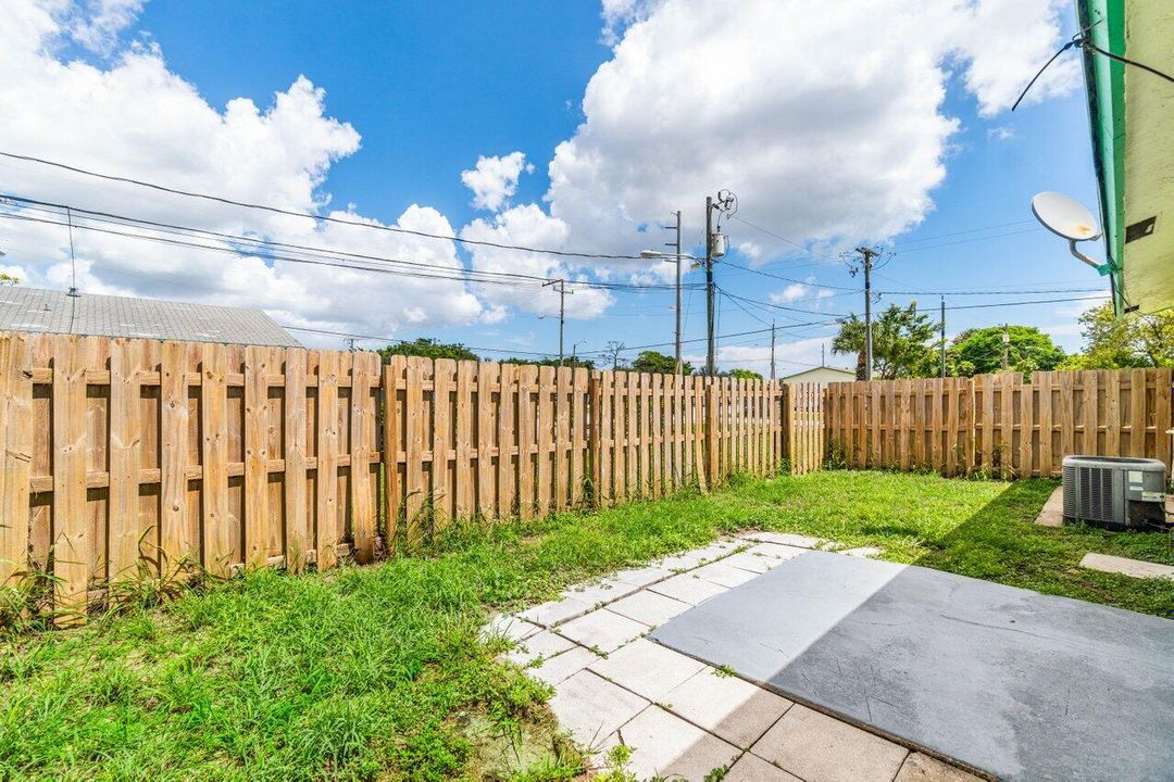 出租: $2,200 (3 贝兹, 1 浴室, 1050 平方英尺)