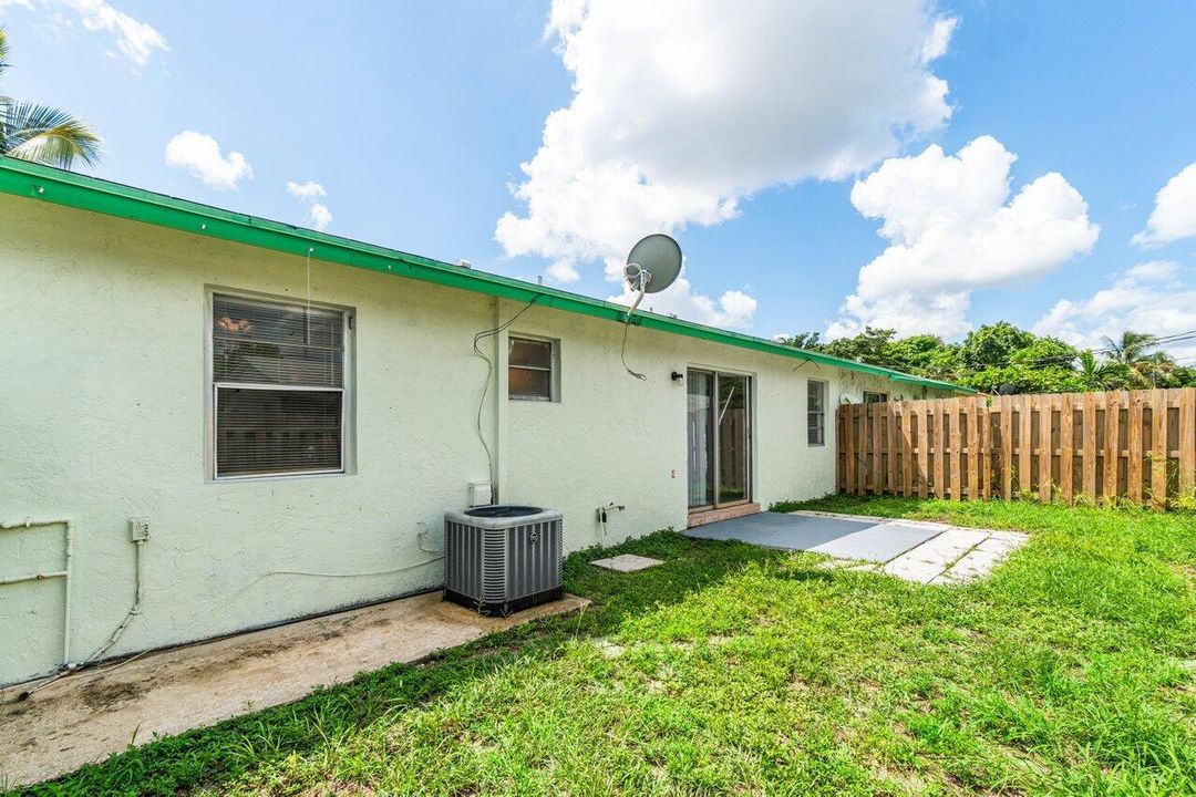 出租: $2,200 (3 贝兹, 1 浴室, 1050 平方英尺)