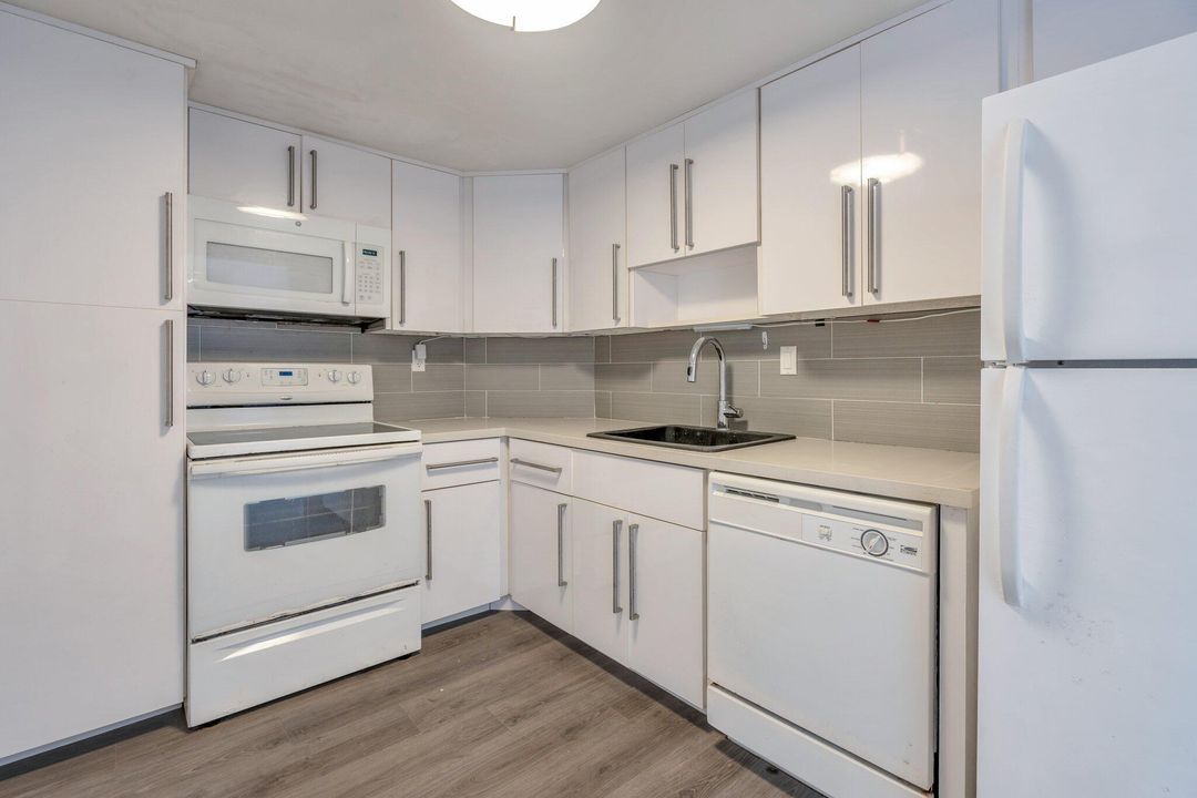 合同活跃: $2,200 (1 贝兹, 1 浴室, 762 平方英尺)